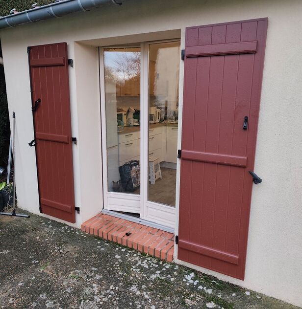 Volets battants couleur brique