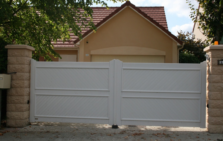 Nos modèles de portails PVC à Pont-lévêque