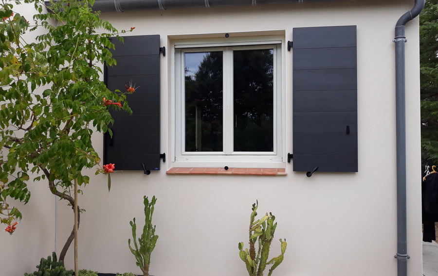 Volets battants épurés à Pont-lévêque